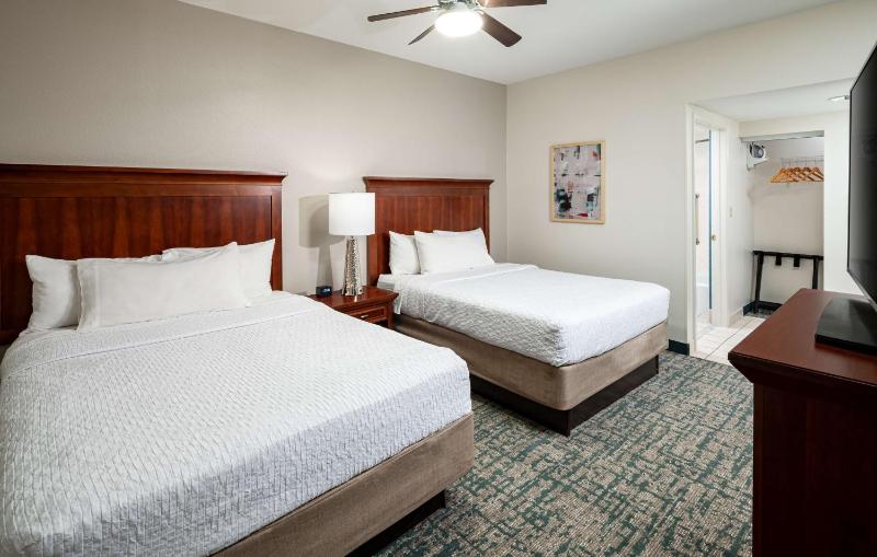 Two Bedroom Suite with One King and Two Queen Beds - Non-Smoking image 1