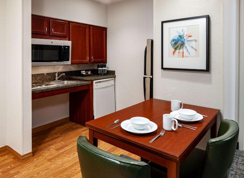 King Suite with Accessible Tub - Mobility and Hearing Access/Non-Smoking image 2