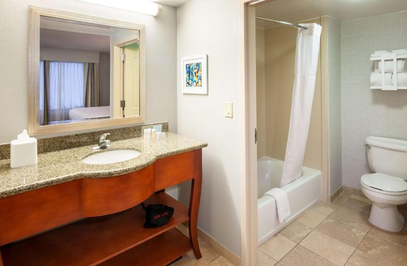 Queen Room with Two Queen Beds - Hearing Access/Non-Smoking image 2