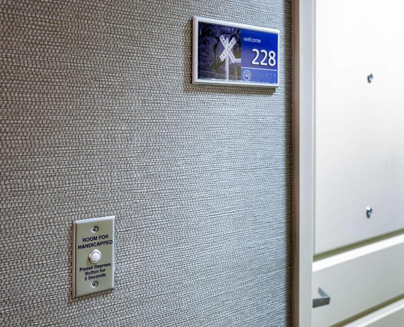 Queen Room with Two Queen Beds - Hearing Access/Non-Smoking image 4
