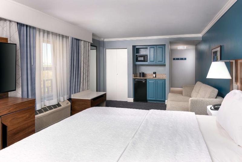 King Room with Sofa Bed - Non-Smoking image 1