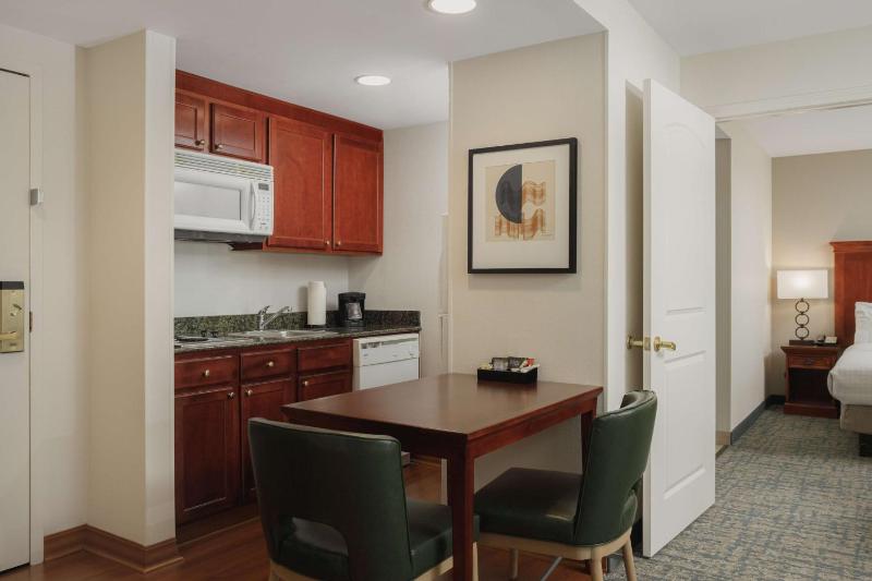 Two Bedroom Suite with One King and Two Queen Beds - Non-Smoking image 4