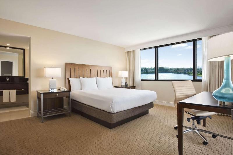 One-Bedroom Suite with Balcony image 4