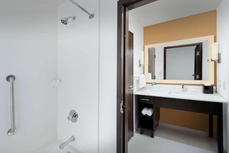 One-Bedroom Queen Suite with Two Queen Beds - Non-Smoking image 2