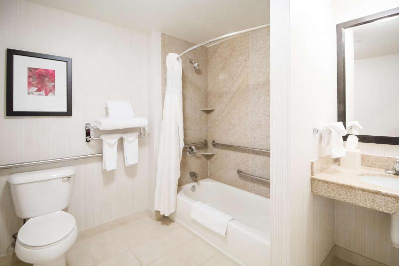 Queen Room with Two Queen Beds - Mobility and Hearing Access image 3