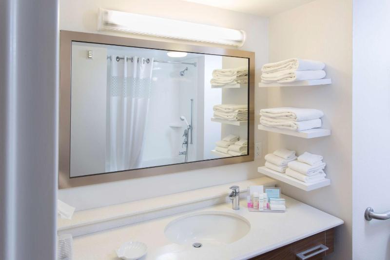 Queen Room with Two Queen Beds - Mobility and Hearing Access/Non-Smoking image 3