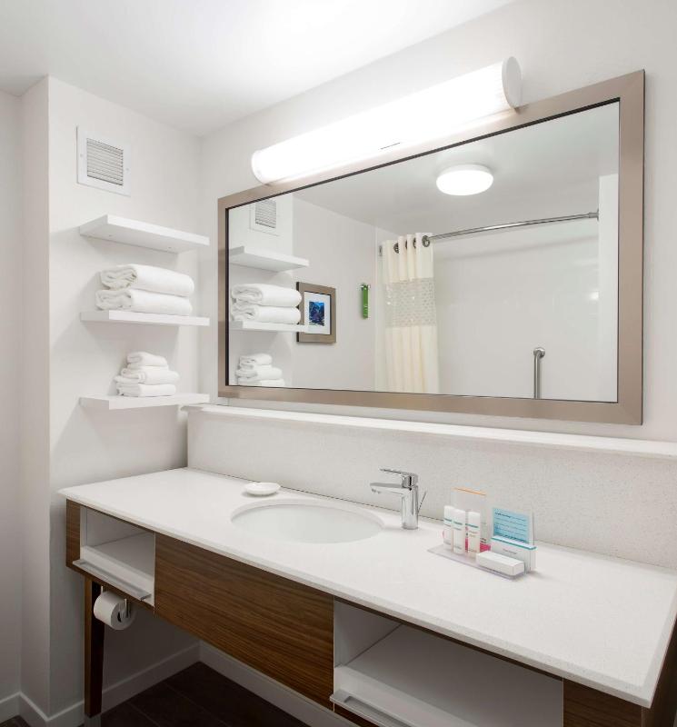 One-Bedroom Suite with Two Queen Beds and Sofa Bed image 2