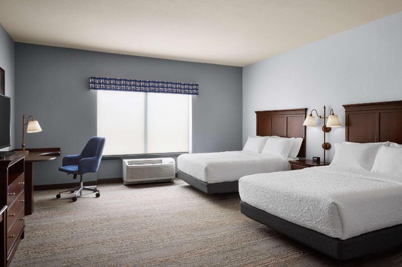 Double Room with Two Queen Beds and Bath Tub - Mobility Access image 4