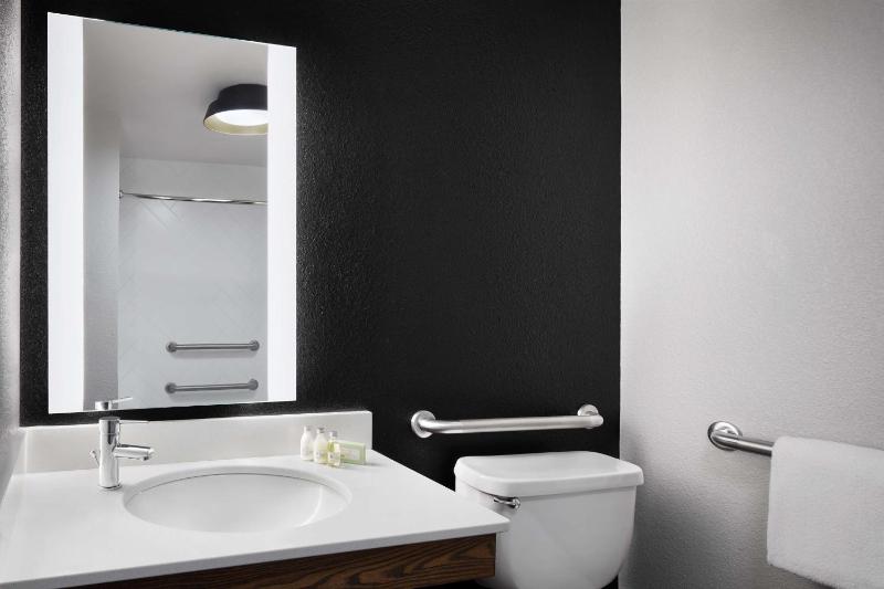King Room with Mobility Accessible Tub image 2