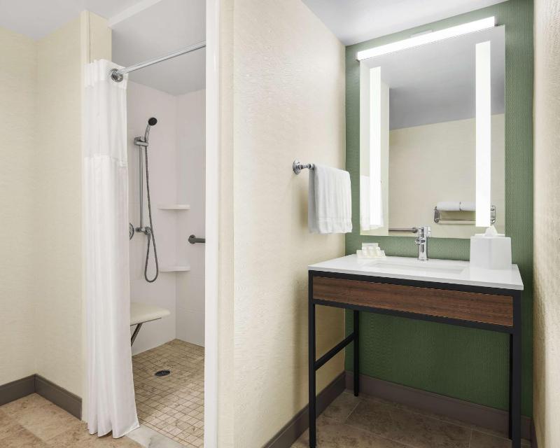 King Room - Mobility and Hearing Access image 2