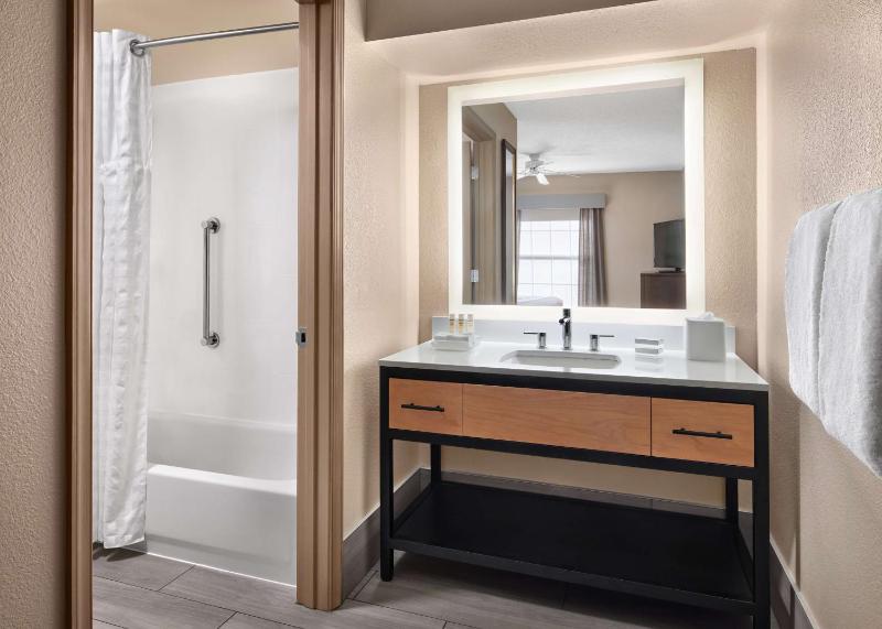 Two-Bedroom Suite with One King And Two Double Beds - Non-Smoking image 2