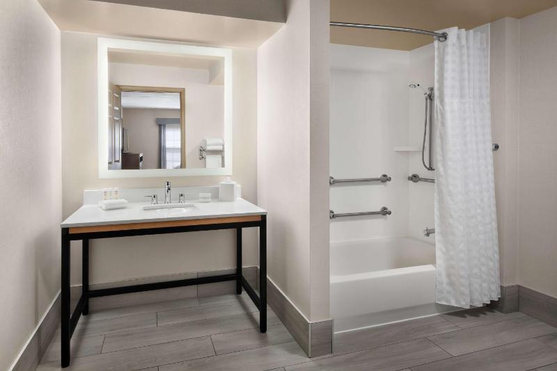 Suite with Two Double Beds - Mobility Access/Non-Smoking image 2