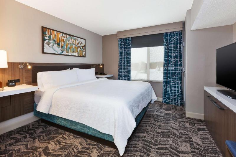 Junior King Suite with Sofa Bed image 4