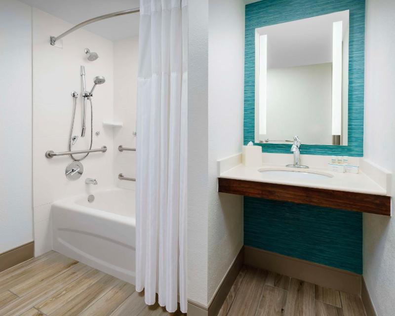 King Room with Tub - Mobility and Hearing Access image 2