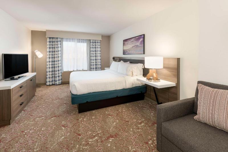 One-Bedroom King Suite with Sofa Bed image 4