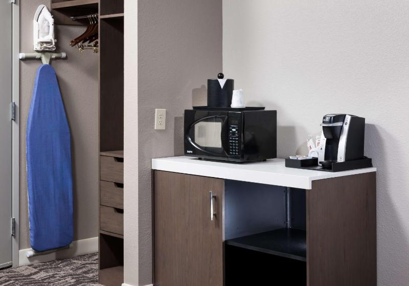 King Room with Roll-In Shower - Mobility Access image 4