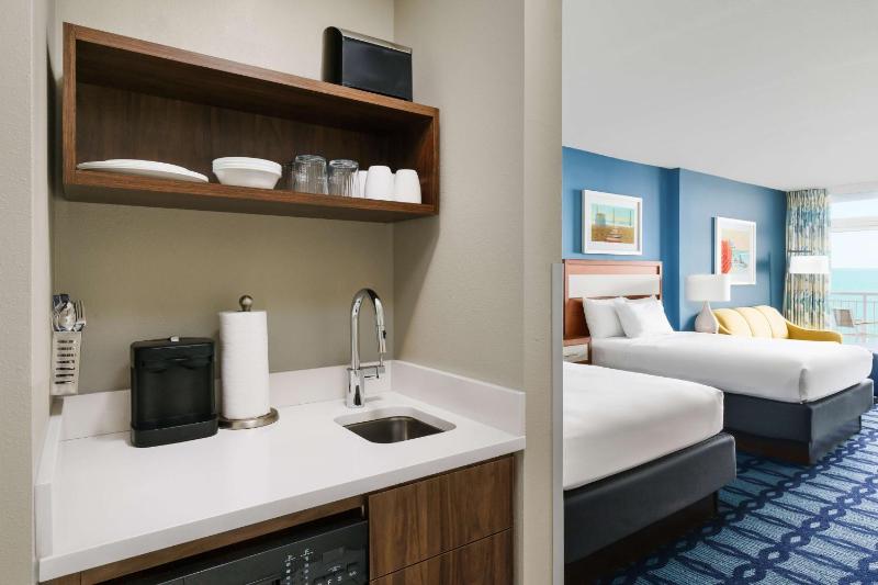 Queen Studio Suite with Ocean View - Hearing Accessible image 3