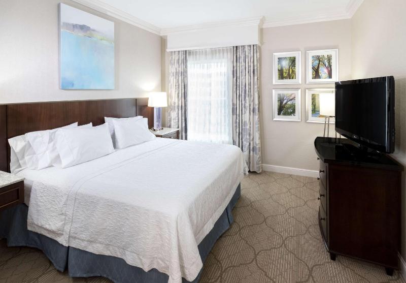 King Suite - Non-Smoking image 4