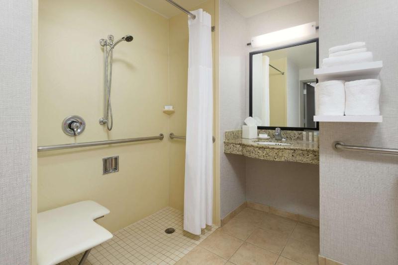 King Room with Roll-In Shower - Mobility and Hearing Access/Non-Smoking image 2