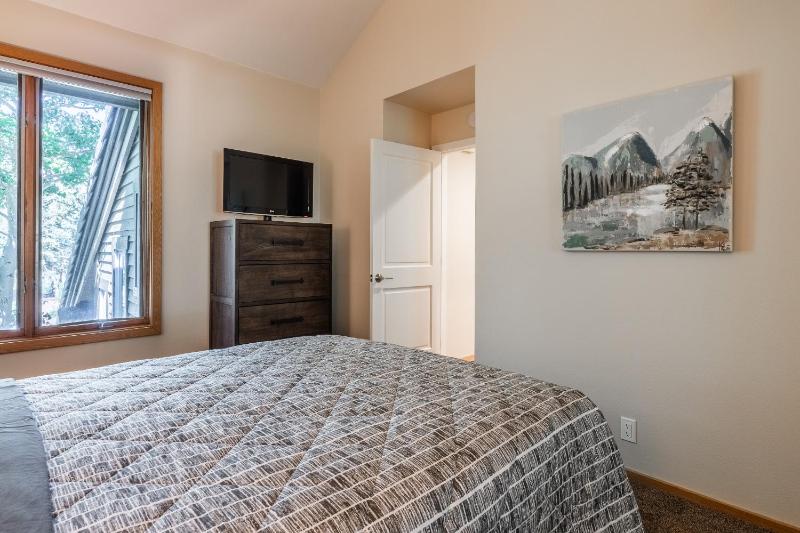 Updated 2 Bedroom Plus Loft 3 Bathroom Snowcreek Phase V #860 Sleeps 6 - image 21