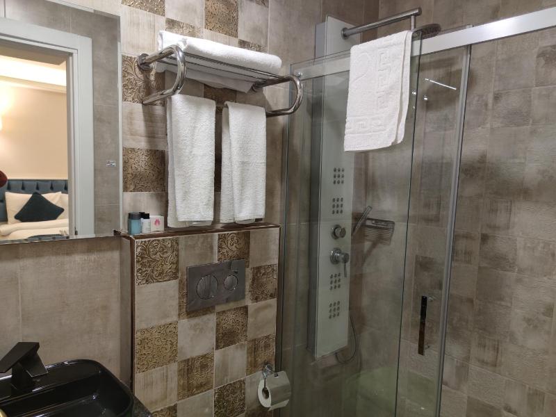 Deluxe Double Room with Sea View image 3