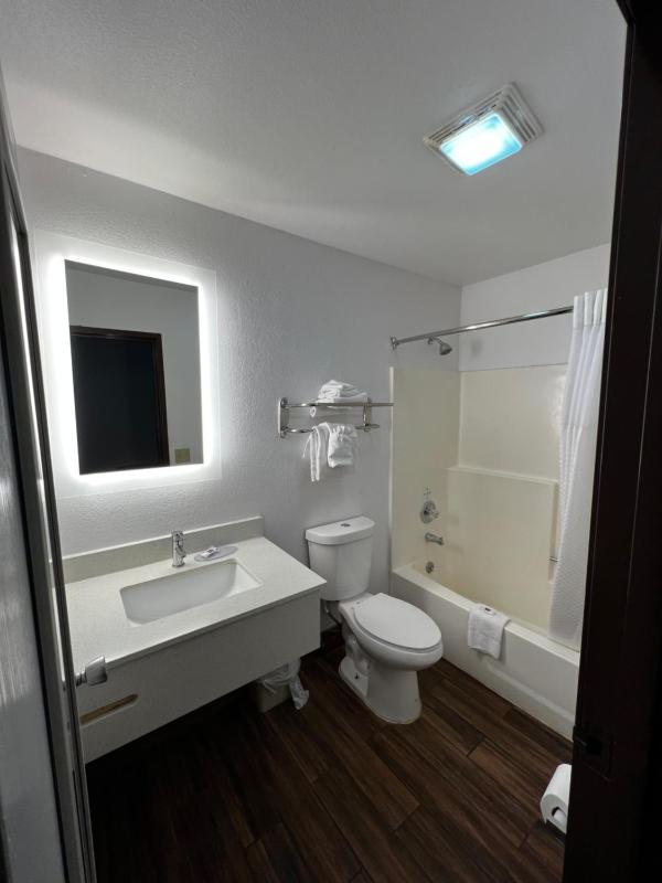 Queen Room with Two Queen Beds - Non-Smoking image 4