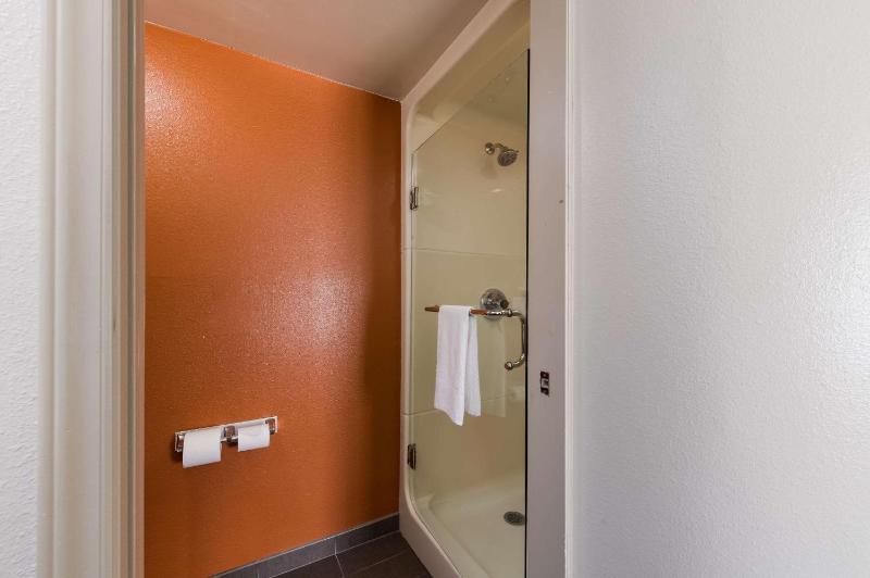 Queen Room - Non-Smoking image 2