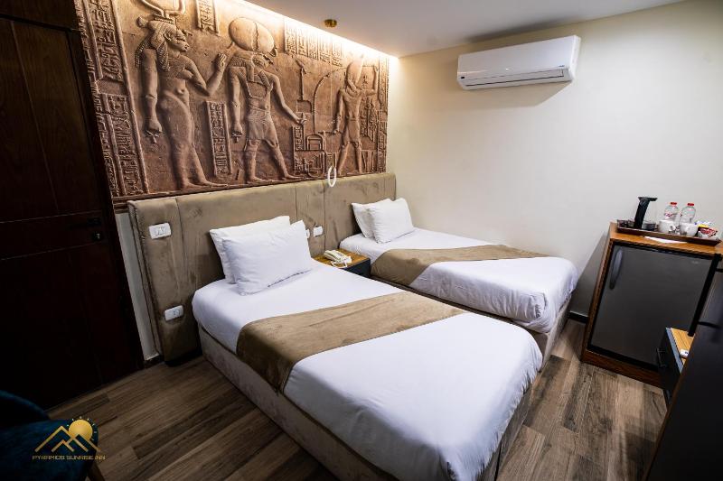 Standard King Room image 3