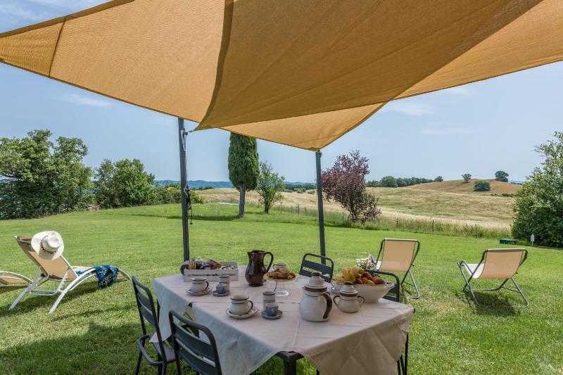One-Bedroom Apartment with Garden View image 2