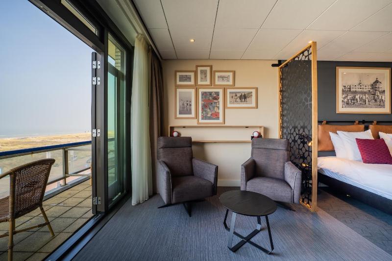 Deluxe Double Room with Balcony and Sea View image 2