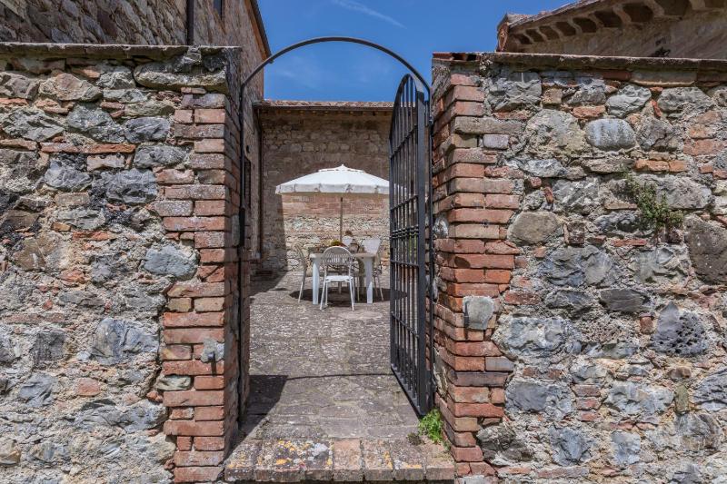 One-Bedroom Apartment image 2