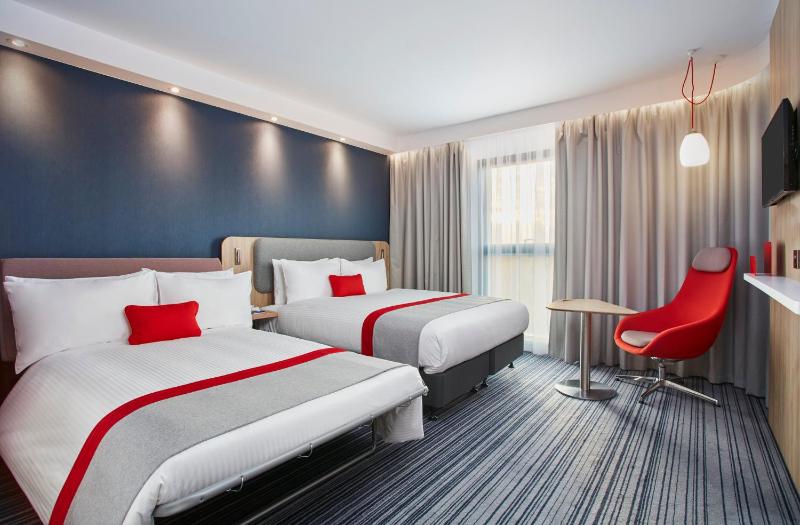 Standard Queen Room with Walk-In Shower image 2