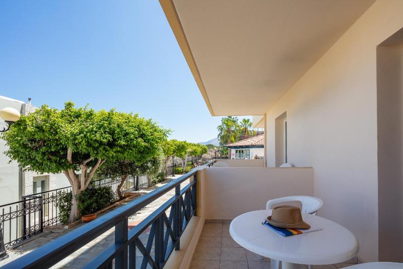 Triple Room with Garden View image 4