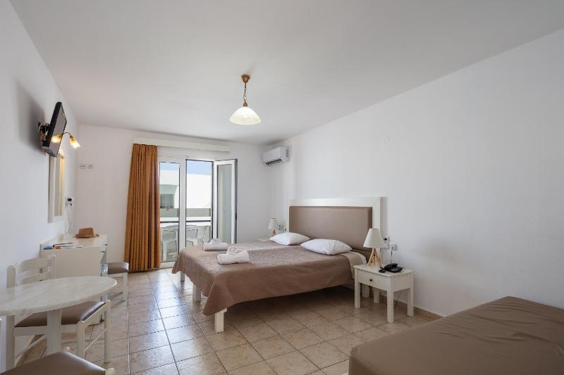 Triple Room with Garden View image 3