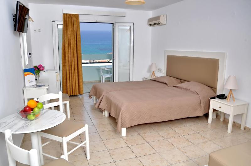 Triple Room with Sea View image 4