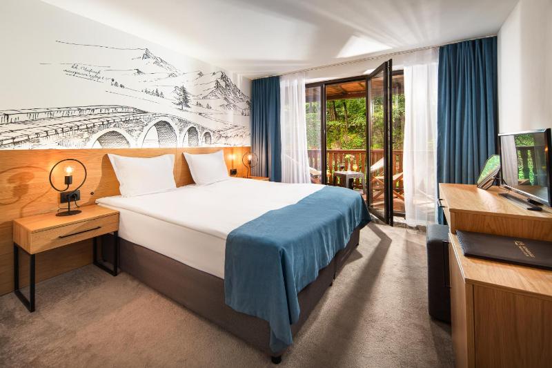 Double Room with Balcony image 3