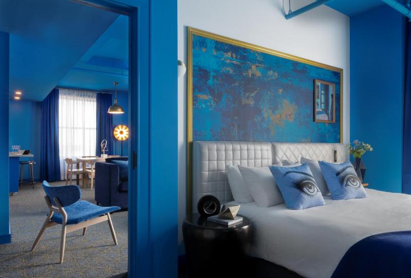 One-Bedroom Blue King Suite with Kitchenette image 4