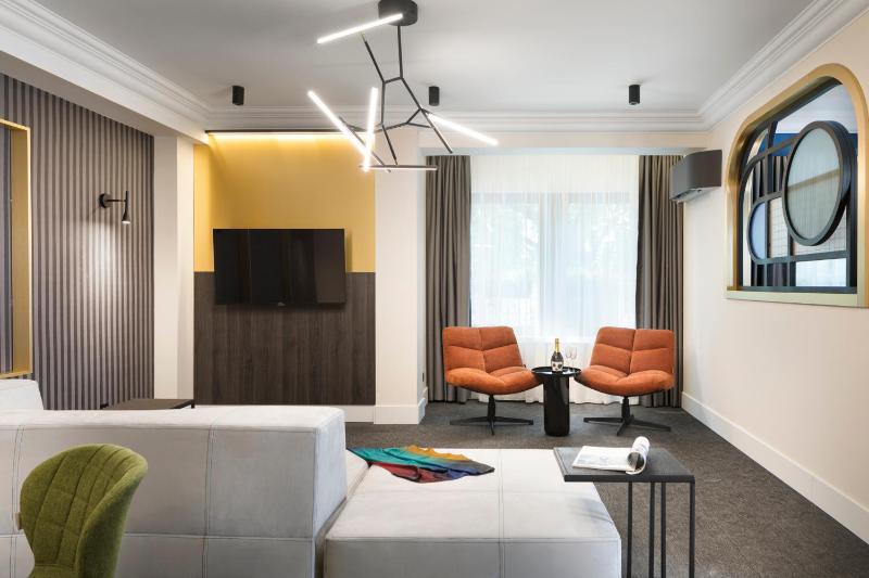 Executive Suite image 3