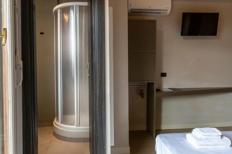 Standard Double Room image 3