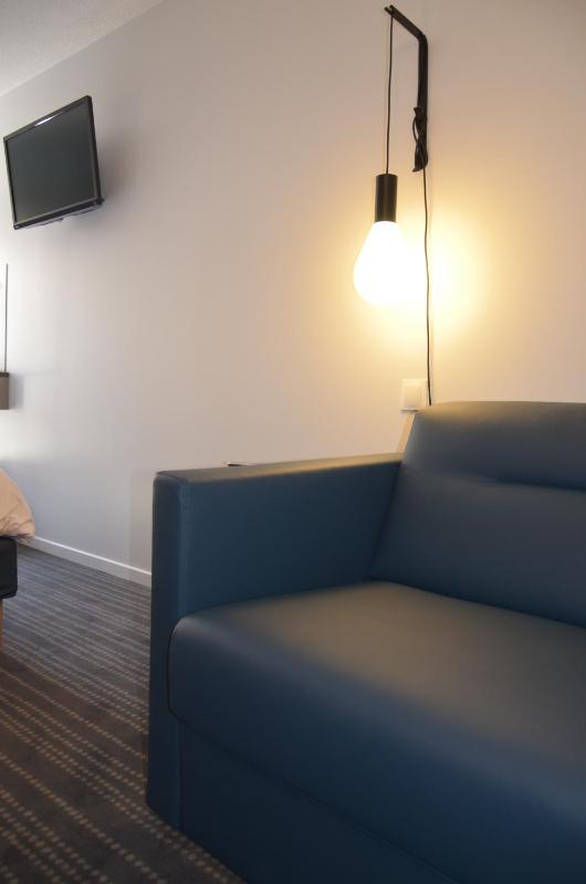 Triple Room with 1 Double Bed and 1 Sofa Bed image 1