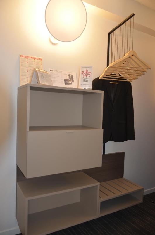 Triple Room with 1 Double Bed and 1 Sofa Bed image 2