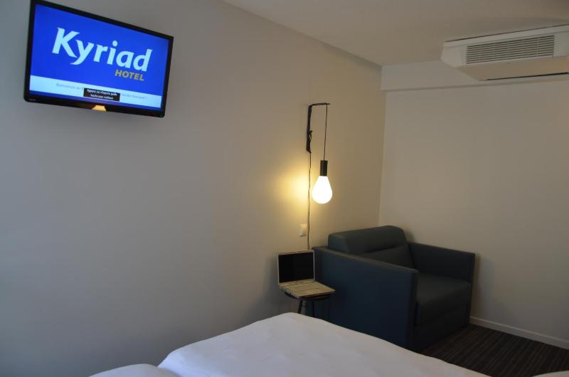Triple Room with 1 Twin Bed and 1 Sofa Bed image 1