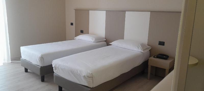 Twin Room image 3