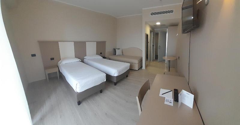 Twin Room image 4