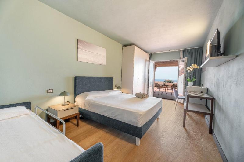 Quadruple Room with Sea View image 1