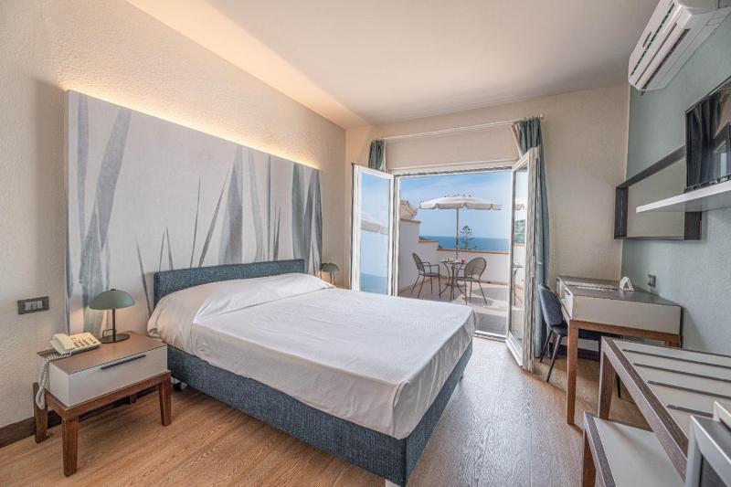 Double Room with Balcony and Sea View image 4