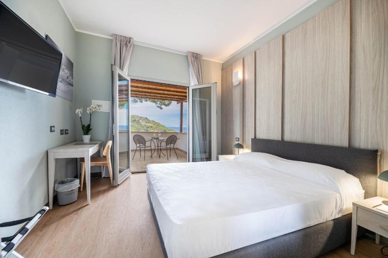 Double Room with Balcony and Sea View image 3