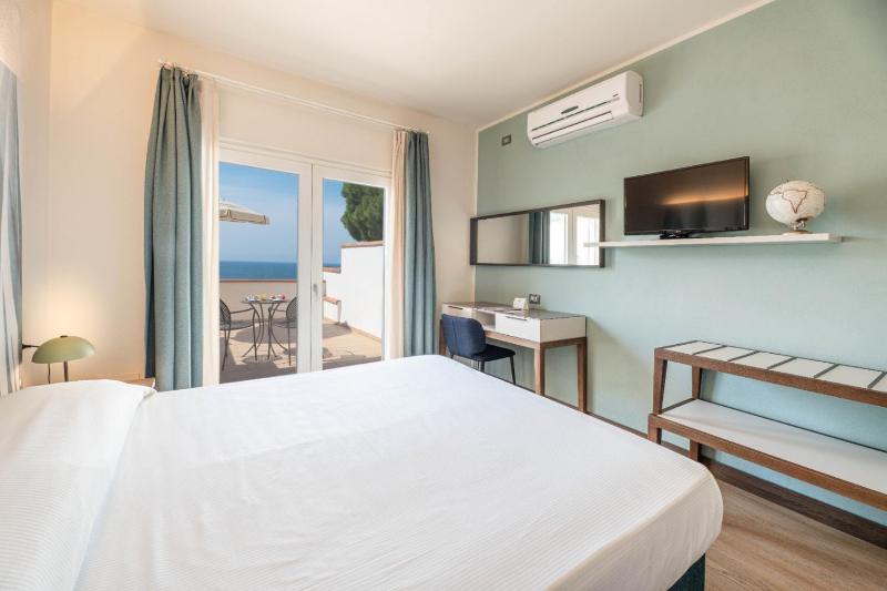 Double Room with Balcony and Sea View image 2