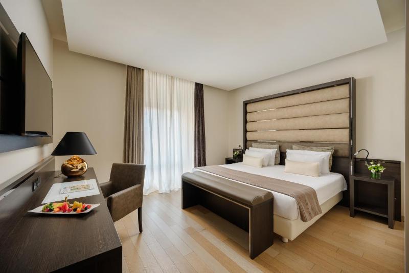 Deluxe Double or Twin Room image 1