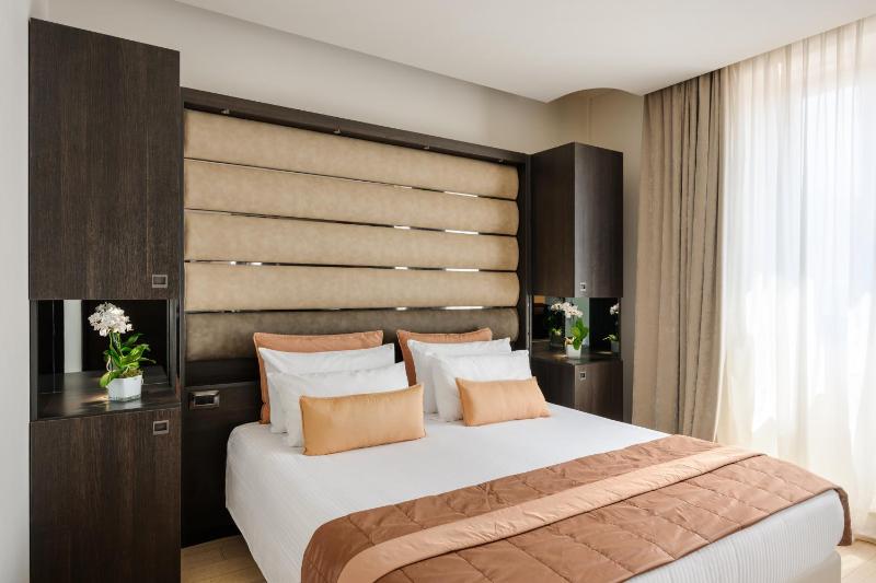 Deluxe Double or Twin Room image 4